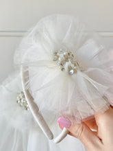 Laden Sie das Bild in den Galerie-Viewer.Ooh! La, La! Couture Oversized Tulle Headband - White